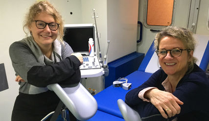 Hilfe auf kleinstem Raum – Ärztin Mirjam Wagner und Hebamme Marion Proske-Werrmann - Copyright: Sabine Henning/kirche-hamburg.de