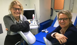 Hilfe auf kleinstem Raum – Ärztin Mirjam Wagner und Hebamme Marion Proske-Werrmann - Copyright: Sabine Henning/kirche-hamburg.de
