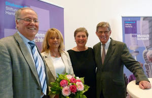St. Reimers, A. Stoltenberg mit den Gewinnern des ersten Preises: Chefarzt  G. Poppele und der Begleitkrankenschwester für Demente - Copyright: Mechthild Klein