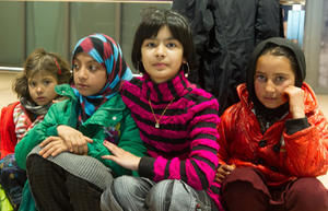 Nach dem Flug aus Kabul spiegelt sich Müdigkeit und Neugier in den Gesichtern dieser Herzbrücke-Kinder  - Copyright: Krafft Angerer