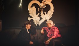 Pastorin Gogolin und Isabelle, die Kneipenwirtin aus dem Windjammer - Copyright: Florian Läufer