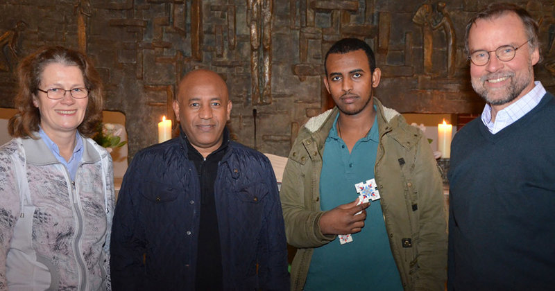 Manuela Heyns und Pastor Matthias Kaiser von der Tabita-Gemeinde nehmen die neuen Gemeinde-Partner Tsegai Mebrahtu und Pastor Hybu Hargeweyne in die Mitte