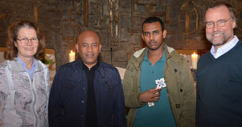 Manuela Heyns und Pastor Matthias Kaiser von der Tabita-Gemeinde nehmen die neuen Gemeinde-Partner Tsegai Mebrahtu und Pastor Hybu Hargeweyne in die Mitte - Copyright: Regine Marxen