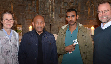 Manuela Heyns und Pastor Matthias Kaiser von der Tabita-Gemeinde nehmen die neuen Gemeinde-Partner Tsegai Mebrahtu und Pastor Hybu Hargeweyne in die Mitte - Copyright: Regine Marxen