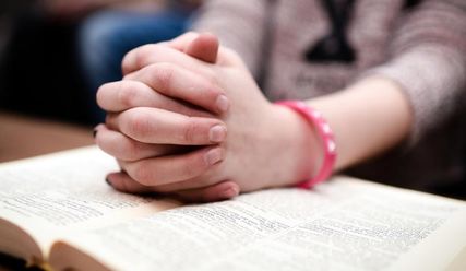 Sie nehmen die Welt ins Gebet – für unsere Zukunft - Copyright: fotolia