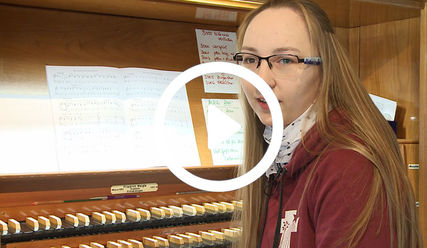 Lisa Plotz an der Orgel