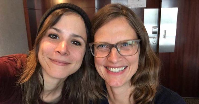 Sabine Henning (r.) bei einem Interview mit der Schauspielerin Aylin Tezel