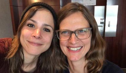 Sabine Henning (r.) bei einem Interview mit der Schauspielerin Aylin Tezel - Copyright: sah