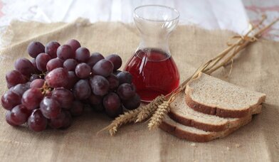 Copyright: https://nordkirche.de/api/files/active_storage/blobs/proxy/eyJfcmFpbHMiOnsibWVzc2FnZSI6IkJBaHBBdUVpIiwiZXhwIjpudWxsLCJwdXIiOiJibG9iX2lkIn19--a473f384e8aa0e500db384dbb49c26c8cf843c4e/abendmahl_pixabay.jpg