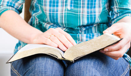 Die Evangelien lesen und hören, was sie zu sagen haben - Copyright: pthphotof/fotolia