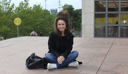 Sehen, verstehen, berühren: Joceline Berger träumt von einer Karriere als Reportage-Fotografin - Copyright: Silke Theune/kirche-hamburg.de