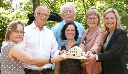 Spenden des Festes wurden für ein neues Haus der TAS gesammelt. Das Modell dazu ist schon vorhanden. Diakoniepastorin Maren von der Heyde, Schirmherr Carlo von Tiedemann, Architekt Paul-Günter Frank, Tabea Müller (Leitung der TAS), Andrea Makies (Geschäftsleitung Diakonie) und  Elke Christina Roeder, Oberbürgermeisterin von Norderstedt (v.l.) – © Cornelia Strauß - Copyright: Cornelia Strauß / Kirchenkreis Hamburg-West/Südholstein