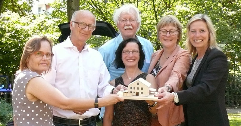 Spenden des Festes wurden für ein neues Haus der TAS gesammelt. Das Modell dazu ist schon vorhanden. Diakoniepastorin Maren von der Heyde, Schirmherr Carlo von Tiedemann, Architekt Paul-Günter Frank, Tabea Müller (Leitung der TAS), Andrea Makies (Geschäftsleitung Diakonie) und  Elke Christina Roeder, Oberbürgermeisterin von Norderstedt (v.l.) – © Cornelia Strauß