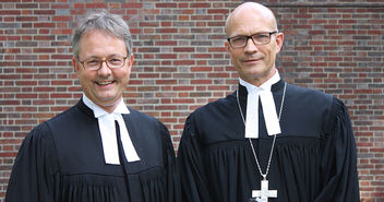 Zur Ernennung von Pastor Anton Knuth (links)als neuer Studienleiter der Missionsakademie, war auch Propst Frie Bräsen gekommen, um zu gratulieren. - Copyright: © Hagen Grützmacher