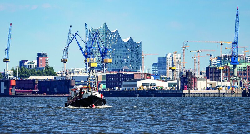 Hamburger Hafen mit Blick auf die Elphilharmonis