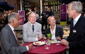 Prof. Mojib Latif, Synodenpräsident Prof. Dr. Dr. h. c. Wilfried Hartmann, Hauptpastorin und Pröpstin Kirsten Fehrs und Propst Hartwig Liebich (v. l.) im Gespräch beim Sommerempfang - Copyright: Foto: Thomas Krätzig