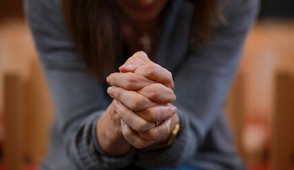 Frau, die betet - Copyright: Rolf Oeser / fundus-medien.de