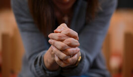 Frau, die betet - Copyright: Rolf Oeser / fundus-medien.de
