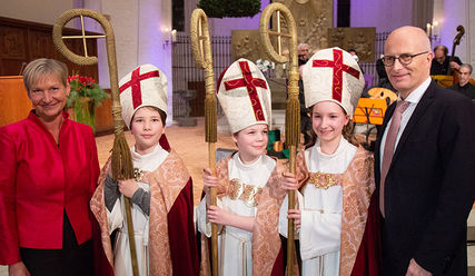Peter Tschentscher, 1. Bürgermeister der Stadt Hamburg, die drei Kinderbischöfe Rike Sonnenberg, Connor Slupkowski und Kira Hoffmann und Gastgeberin Kirsten Fehrs, Bischöfin im Sprengel Hamburg und Lübeck der Nordkirche (von rechts nach links) - Copyright: © Nora Berries, Thomas Peters Fotografie