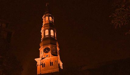Hauptkirche St. Katharinen in orange - Copyright: Andreas-M. Petersen