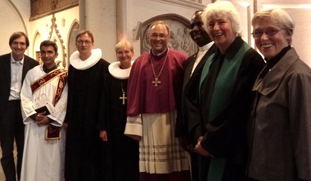 Gemeinsames Signal: Pastor Thomas Kärst, Diakon Evgin Can (Syrisch Orthodoxe Kirche), Hauptpastor Störmer, Bischöfin Fehrs, Generalvikar Thim (Erzbistum), Pastor Prince Okeke, Pastorin Schmidt (Ökumenisches Forum), Pastoralreferentin Pielken (v.li.)