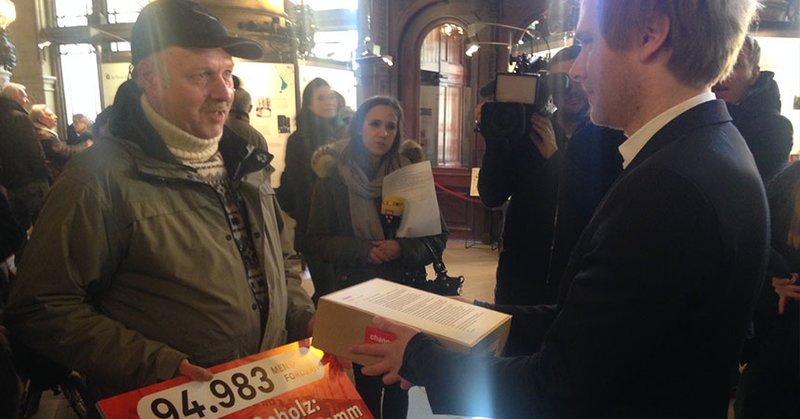 Jörg Petersen überreicht die Unterschriften im Rathaus – © Klaus Merhof