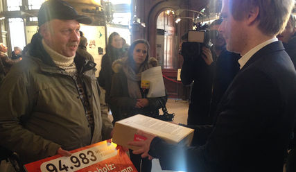 Jörg Petersen überreicht die Unterschriften im Rathaus – © Klaus Merhof - Copyright: Klaus Merhof