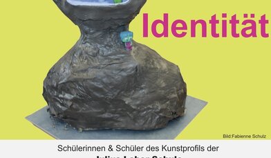 Plakat zur Kunstausstellung der Julius-Leber-Schule in der Adventskirche Hamburg-Schnelsen - Copyright: Fabienne Schulz, Julius-Leber-Schule Hamburg-Schnelsen