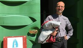 Pastor Torsten Morche vor St. Trinitatis – sein Bett zuhause hat er gegen Schlafsack und Matratze im Gemeindebüro getauscht - Copyright: Sabine Henning/kirche-hamburg.de