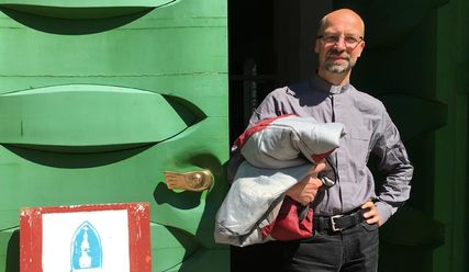 Pastor Torsten Morche vor St. Trinitatis – sein Bett zuhause hat er gegen Schlafsack und Matratze im Gemeindebüro getauscht - Copyright: Sabine Henning/kirche-hamburg.de