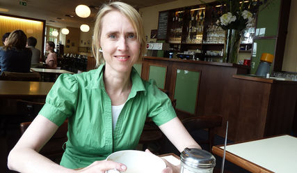 Nah am Sender und an ihrem Lieblingskino: Susanne Richter im Abaton Bistro im Grindel - Copyright: Sabine Henning/kirche-hamburg.de