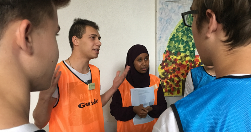 Mohamad und Temesgen leiten die Schülerinnen ins fiktionale Land Al Amar