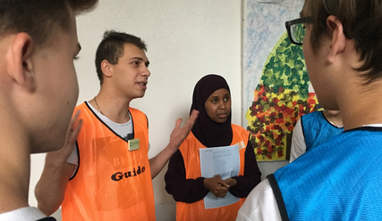 Mohamad und Temesgen leiten die Schülerinnen ins fiktionale Land Al Amar - Copyright: Sabine Henning