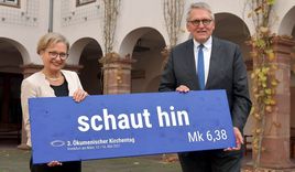 Bettina Limperg und Thomas Sternberg, Präsidentin und Präsident des 3. Ökumenischen Kirchentages 2021, präsentieren gemeinsam das Leitwort 'schaut hin' - Copyright: © ÖKT