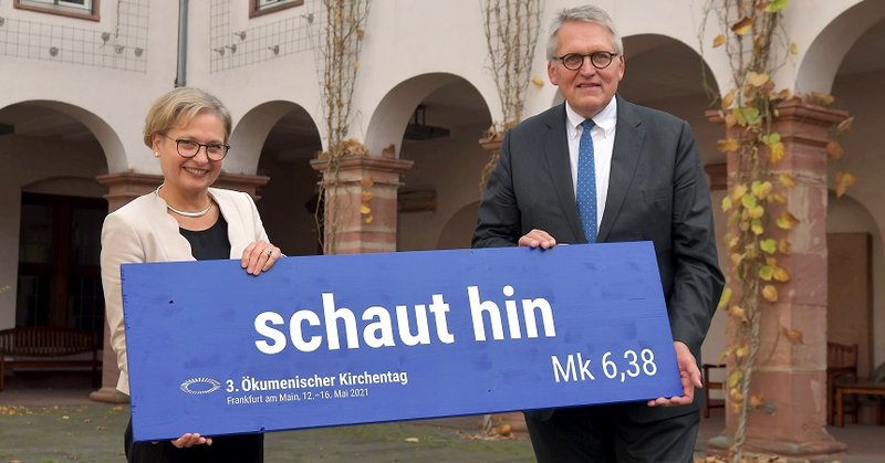Bettina Limperg und Thomas Sternberg, Präsidentin und Präsident des 3. Ökumenischen Kirchentages 2021, präsentieren gemeinsam das Leitwort "schaut hin"