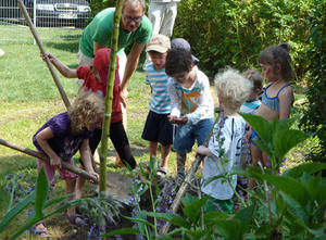 Kinder bepflanzen zur Kita-Einweihung den Garten  - Copyright: Mechthild Klein