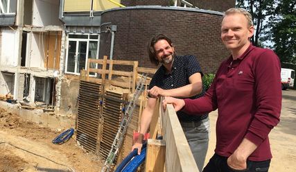 Fachleute für nachhaltiges Bauen: Jens-Uwe Kühl (li.) und Kris Heitmann von der Bauabteilung des Kirchenkreises - Copyright: Sabine Henning/kirche-hamburg.de