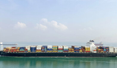 Ein mit Containern beladenes Schiff auf See. - Copyright: Martin Hungerbuhler/pexels