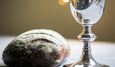 Brot und Kelch - Copyright: Foto von James Coleman auf Unsplash