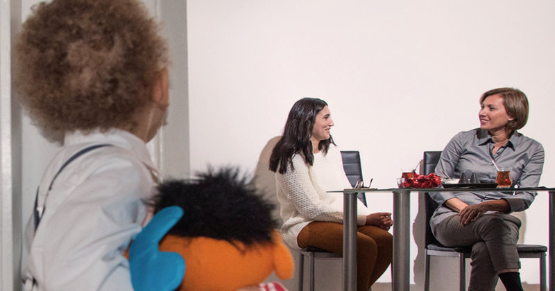Meltem Demirel (r.) vom Diakonie-Projekt Stadtteilmütter besucht ehrenamtlich Bingül Michelova und ihre Familie und unterstützt sie bei der Integration.