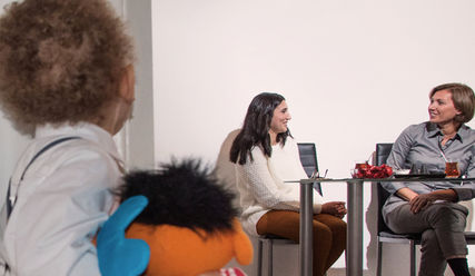 Meltem Demirel (r.) vom Diakonie-Projekt Stadtteilmütter besucht ehrenamtlich Bingül Michelova und ihre Familie und unterstützt sie bei der Integration. - Copyright: Mauricio Bustamante / Diakonie Hamburg