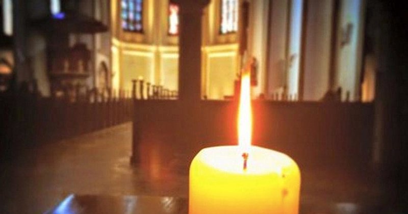 Kerze in der Hauptkirche St. Petri