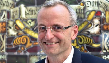 Freut sich, dass es jetzt endlich losgeht: Der neue Hauptpastor und Propst Dr. Martin Vetter - Copyright: Sabine Henning/kirche-hamburg.de