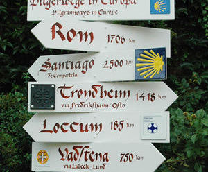 Pilgerwegweiser an der Hauptkirche St. Jacobi  Foto: Andreas-M. Petersen - Copyright: Andreas-M. Petersen