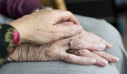 Eine Frau hält die Hand einer älteren Angehörigen - Copyright: @ Creative Commons