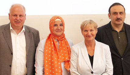 Jan Pörksen (Staatsrat der Senatskanzlei), Özlem Nas (Stellvertretende Vorsitzende der Schura Hamburg), Bischöfin Kirsten Fehrs, Sedat Şimşek (Geschäftsführer Türkisch-Islamische Union der Anstalt für Religion (DITIB) Hamburg und Schleswig-Holstein). - Copyright: Claudia Ebeling