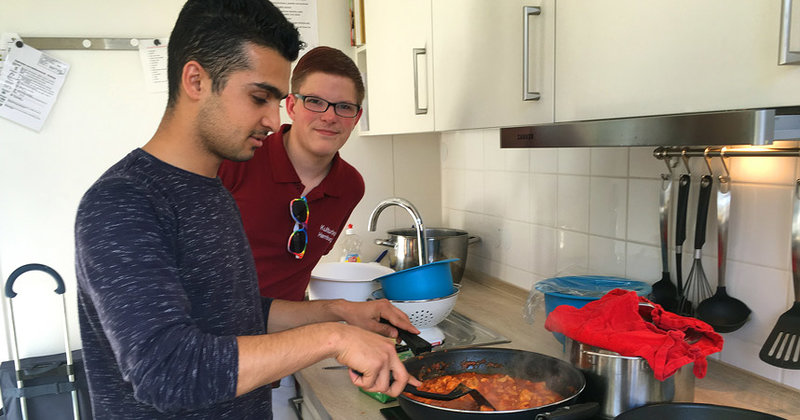 Alltag bei "Life Works": Mobin kocht, Stephan schaut ihm fachmännisch über die Schulter