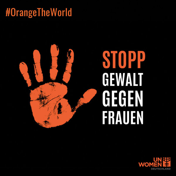 Rote senkrechte Handfläche auf schwarzem Grund, Text: Stopp Gewalt gegen Frauen - Copyright: UN Women Deutschland