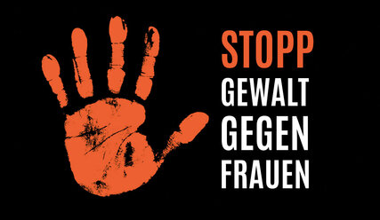 Rote senkrechte Handfläche auf schwarzem Grund, Text: Stopp Gewalt gegen Frauen - Copyright: UN Women Deutschland