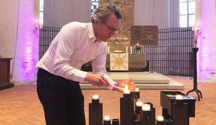 Für jede Besucherin und jeden Besucher entzündet Pastor Engelbrecht beim GO(D)LIVE connected Gottesdienst eine Kerze, direkt in der Hauptkirche St. Katharinen - Copyright: © Frank Engelbrecht